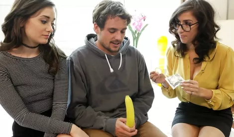 Вы только посмотрите что эта мамочка вытворяет... Учила пасынка презерватив натягивать и подругу трахать, и сама присоединилась к ним!