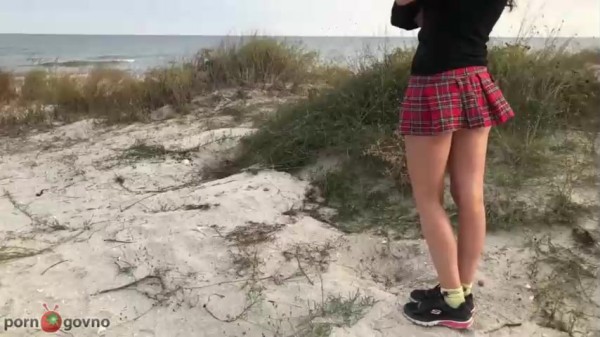 Привел подругу на пляж, чтобы по быстрому выебать на свежем воздухе!