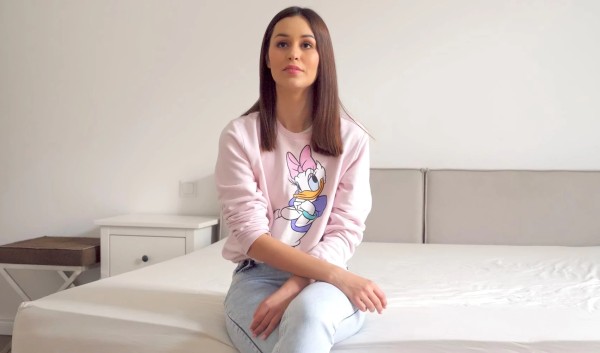 Настоящая русская милашка Мари трахается на порно кастинге