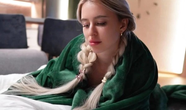 Брат помог красивой сестре! Милашка даже получила секс и сперму брата на трусики